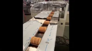 Envasadora horizontal flow pack SG sin bandeja con sistema multiservo para galletas en posición vertical