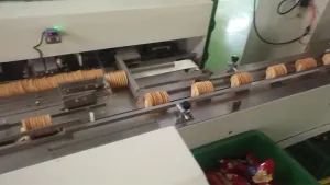 Envasadora horizontal flow pack SG sin bandeja con doble canal para galletas en posición vertical
