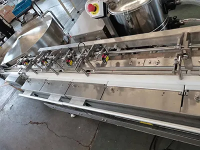 Sistema automático de envasado con alimentador de doble tolva