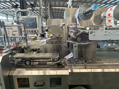 Sistema automático de envasado con alimentador de doble tolva